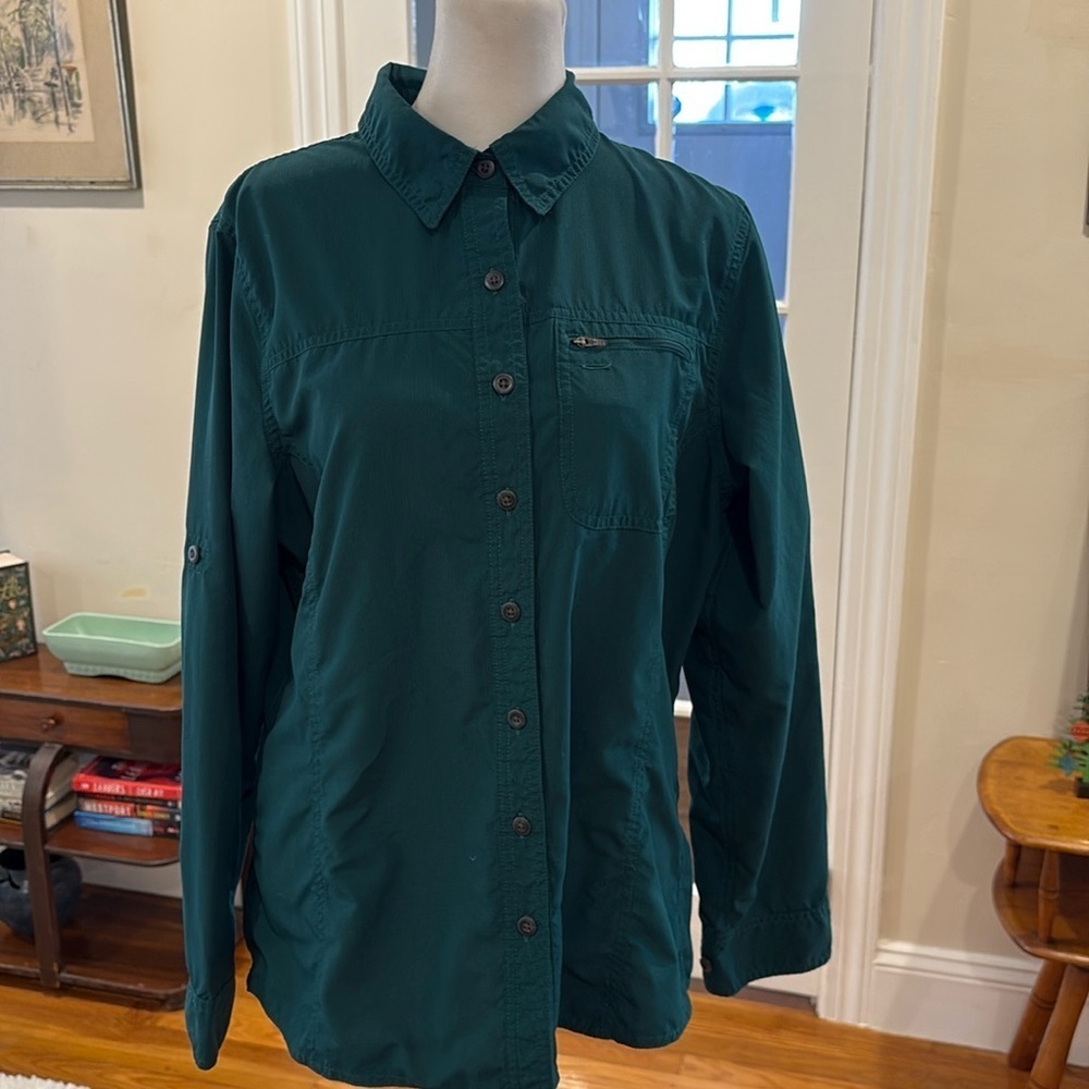 L.L. Bean Women’s Green Button-Up Shirt w/zippered Front Pocket. Size M.